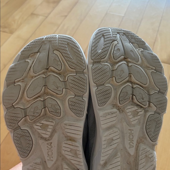 Hoka Clifton 10, Cosmic Grey / Stardust (light grey / silver), size 7.5 - Picture 9 of 16